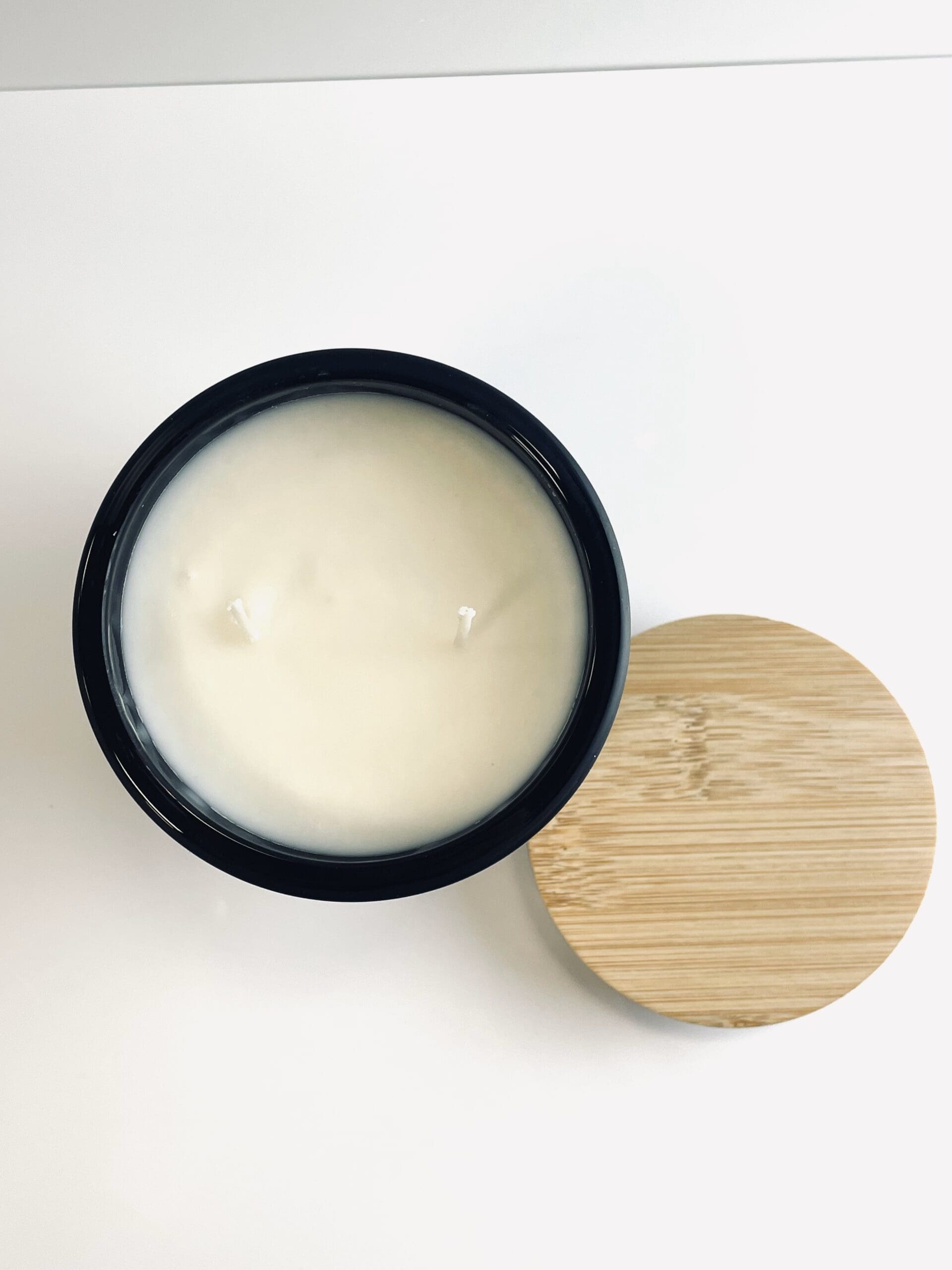 Arch & Hedge 10oz Artisan Candle – Perfect for game days, tailgating, and elegant evenings at home. Arch & Hedge 10oz soy and coconut wax candle with matte black jar, bamboo lid, and rich fragrance notes of bergamot, oakmoss, labdanum, and leaves.